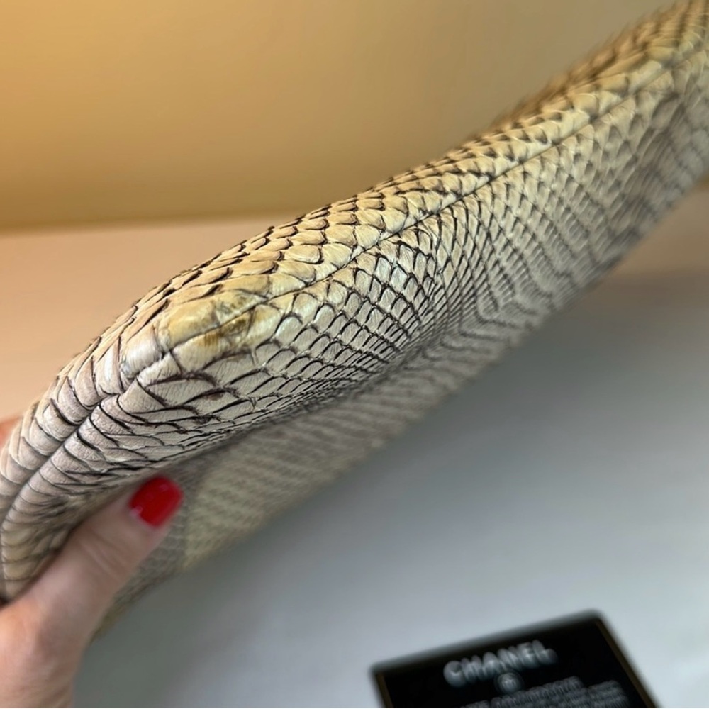 CHANEL Quilted iridescent python clutch - image 9